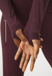 Athleta ASCENT SEAMLESS - Hosszú ujjú felső - spiced cabernet