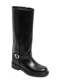 Botte en cuir noir montante avec un bout arrondi, un talon plat et une sangle latérale avec une boucle en argent. Texture lisse et design élégant.