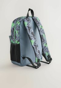 Mochila azul y gris con detalles de malla negra y patrones gráficos verdes. Correas acolchadas y un asa en la parte superior para mayor comodidad al llevarla.