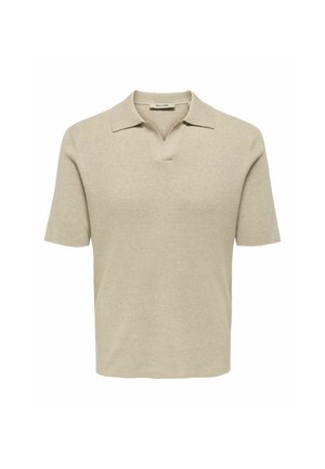 Tricou polo bej cu mâneci scurte din tricot, cu guler striat și deschidere în formă de V, vedere frontală pe un fundal alb simplu.