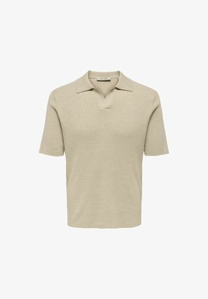 Tricou polo bej cu mâneci scurte din tricot, cu guler striat și deschidere în formă de V, vedere frontală pe un fundal alb simplu.