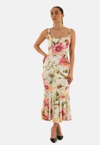 Abito midi floreale con scollatura quadrata, spalline spesse e orlo plissettato. Presenta grandi fiori rosa e gialli su uno sfondo bianco.