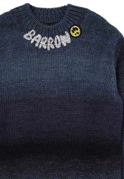 Maglione lavorato a maglia blu navy con colletto a girocollo a coste, texture sfumata e ricamo "BARROW" in argento, abbinato a un distintivo circolare giallo.
