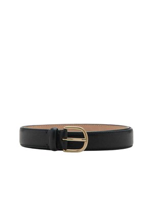 Zwarte leren riem met een goudkleurige gebogen metalen gesp, weergegeven in een platte cirkelvorm op een witte achtergrond.