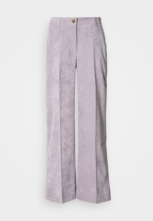 Helle lavendelfarbene Cordhosen mit hoher Taille, weitem Bein und vorderen Falten. Mit einem einzigen Knopfverschluss und genähtem Saum.