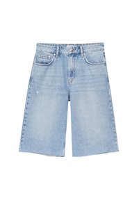 Pantalones cortos de mezclilla azul claro con un ajuste holgado, que cuentan con una cintura alta, cinco bolsillos y dobladillo deshilachado. La textura parece suave con un ligero desgaste.