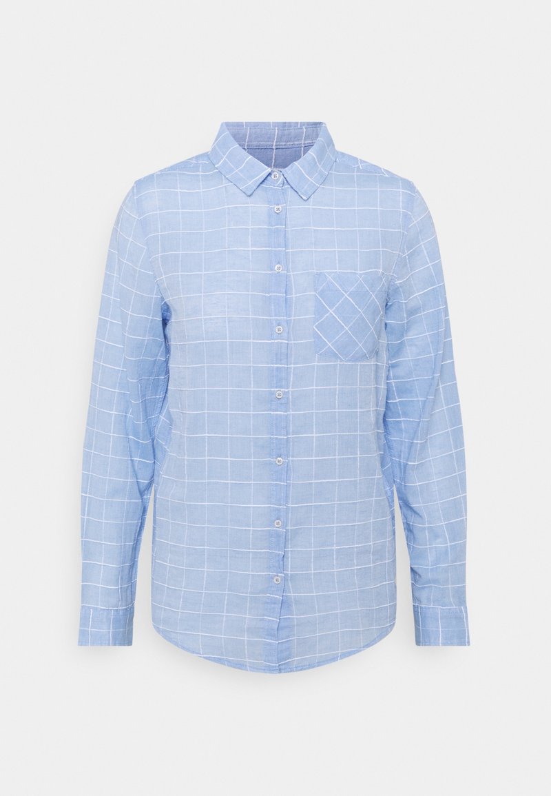 Chemise à boutons bleu clair avec motif à carreaux blancs, manches longues, col et une poche poitrine avec des lignes de quadrillage diagonales.