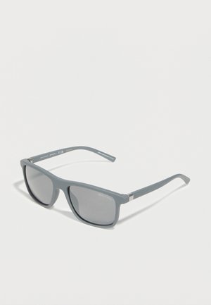 Sivé okuliare na slnko s obdĺžnikovými tónovanými šošovkami a rovnými ramenami, zobrazené na bielom pozadí.