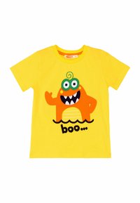 Gul bomulds t-shirt med en orange monsterfigur med grønne øjne og en smilede mund, som viser teksten "boo..." i sort.