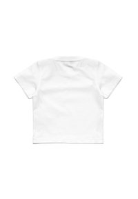 Maglietta bianca in cotone a maniche corte, con colletto tondo classico. Il retro è semplice, senza grafiche né decorazioni.