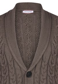 Braune Strickjacke mit V-Ausschnitt, mit einem strukturierten Zopfmuster und einem einzigen schwarzen Knopf vorne. Das Label trägt die Aufschrift "FELIX HARDY".