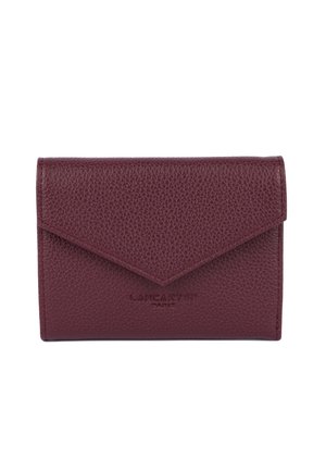 Portafoglio in pelle bordeaux con finitura texturizzata, chiusura a pattina triangolare, logo del marchio in rilievo e cuciture a contrasto lungo i bordi.
