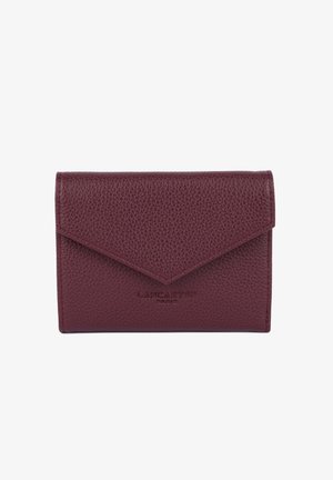 Portefeuille en cuir bordeaux avec finition texturée, fermeture à rabat triangulaire, logo de la marque en relief et coutures contrastées sur les bords.
