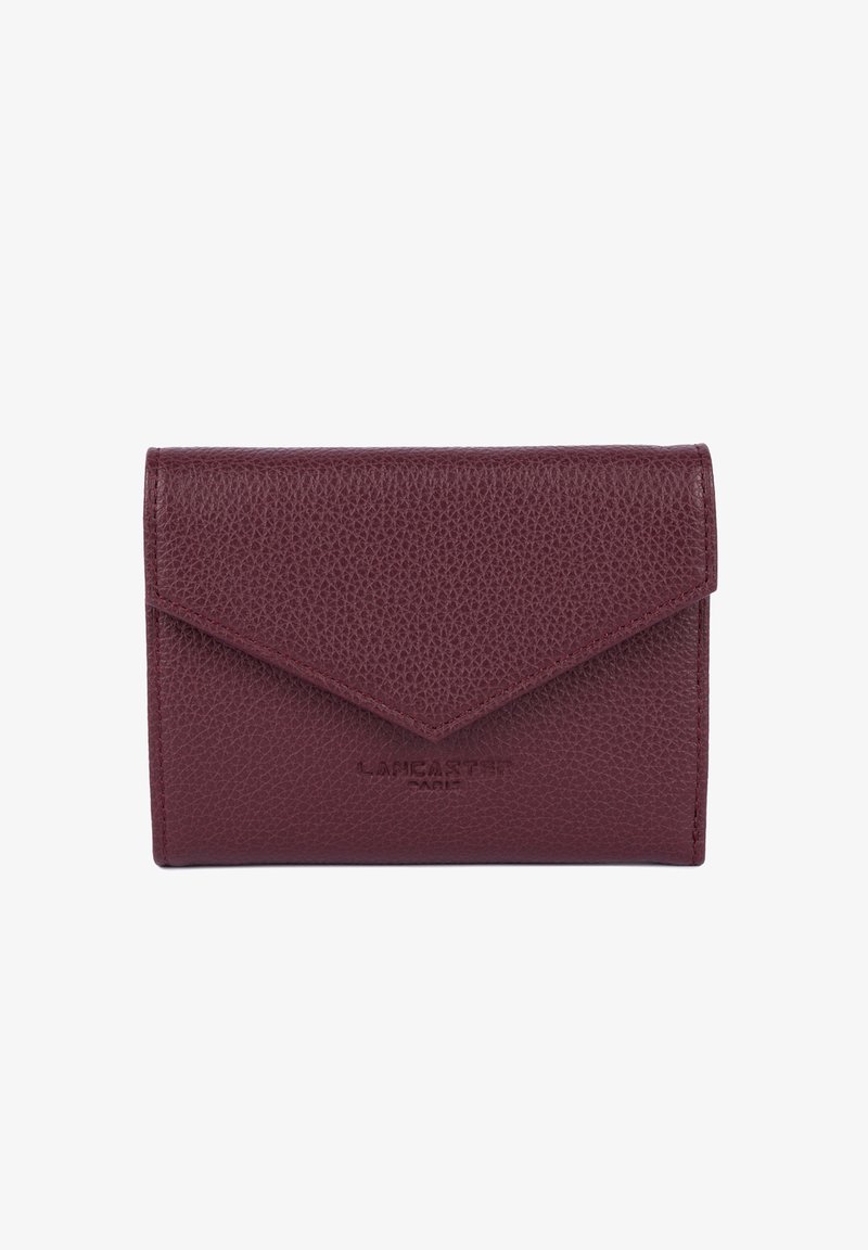 Bordeaux leren portemonnee met een gestructureerde afwerking, driehoekige klep sluiting, reliëf merklogo en contrasterende stiksels langs de randen.