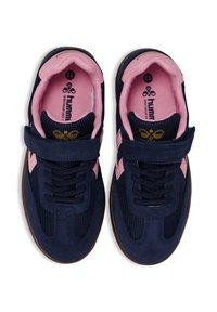 Granatowe buty sportowe z różowymi akcentami, wyposażone w rzep, teksturowaną tkaninę i gumową podeszwę. Wewnątrz widoczna metka z rozmiarem.