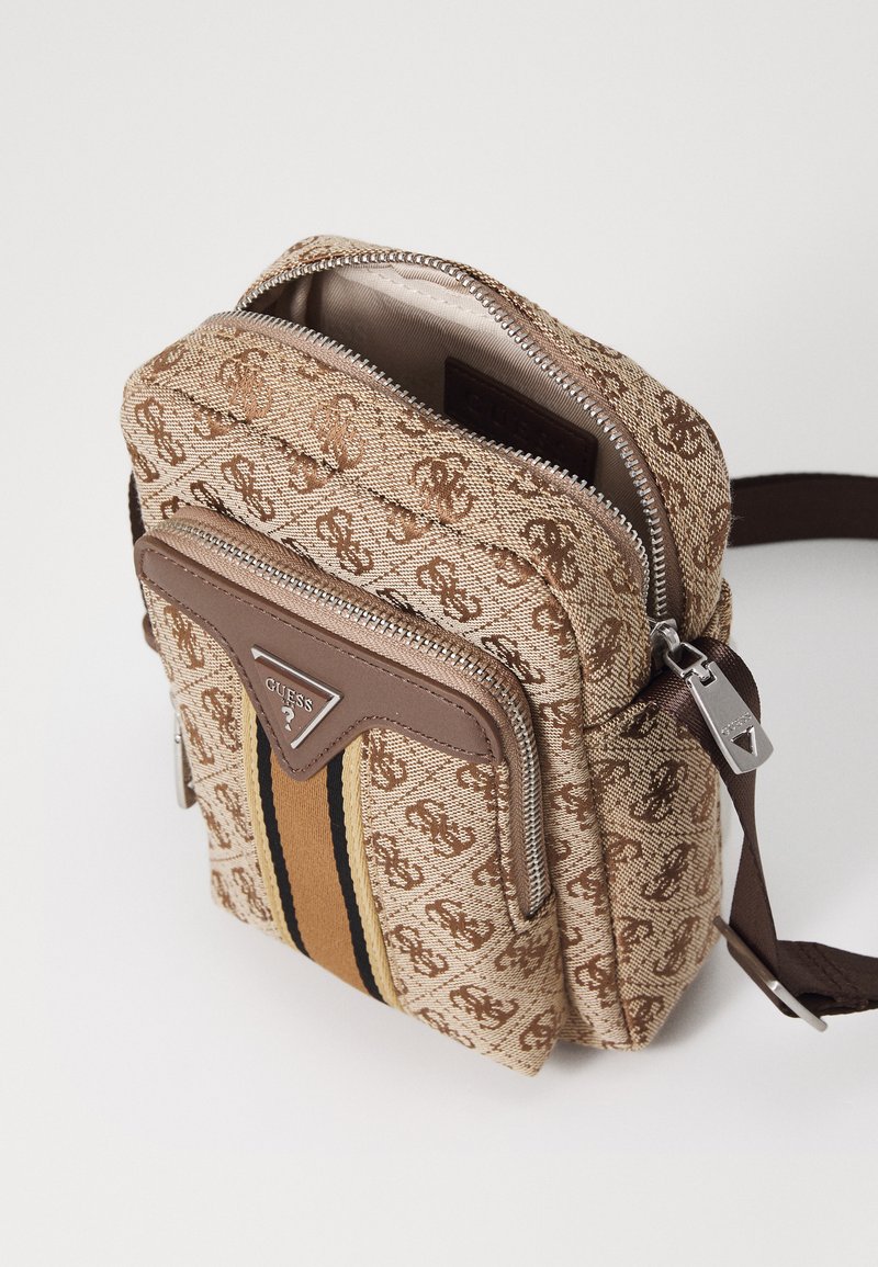 Borsa Tracolla Uomo GUESS Milano In Ecopelle Beige E Marrone, Top Zip, Con Tracolla Regolabile, Mini Pochette E Blocco Carte, 22x14.5x5 Cm