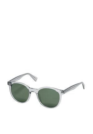 Lunettes de soleil en plastique transparent avec des verres ronds teintés de vert. Les montures ont une finition lisse et des branches fines avec des détails subtils.