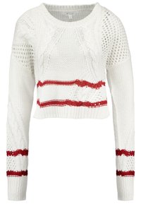 Weißer, gestrickter, kurzer Pullover mit roten Streifenakzenten, ausgestattet mit Zopfmuster und offenen Strickdetails an den Ärmeln.