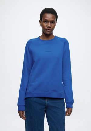 SWEATSHIRT, LSL, RAGLAN, CHEST ARTWORK - Pusa - Blue