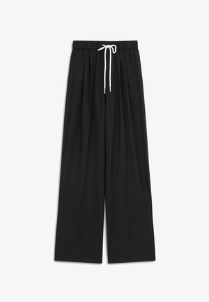 Zwarte wijde broeken van zachte stof, met een trekkoord taille en plooien voor extra detail. Soepele textuur met een ontspannen pasvorm.