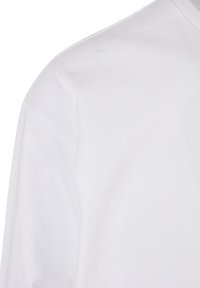 Hvit bomulls t-skjorte med v-hals, glatt tekstur og korte ermer med et enkelt design.