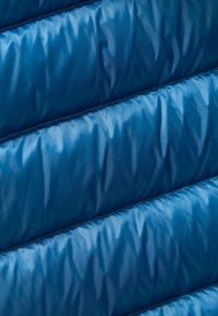 Blaues Puffer-Material mit einer glatten Textur, das diagonale gesteppten Abschnitte aufweist. Der Stoff hat einen subtilen Glanz und ein leichtes Design.
