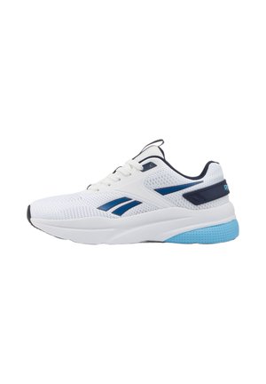 Zapatilla deportiva blanca y azul con parte superior de malla, diseño con cordones, suela acolchada y detalle azul en el talón y las franjas laterales.