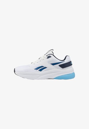 Weißer und blauer Sportschuh mit Mesh-Obermaterial, Schnürdesign, gepolsterter Sohle und blauem Akzent an Ferse und seitlichen Streifen.