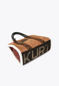 Borsa a spalla marrone e nera con tessuto testurizzato, dettagli a stampa leopardata e inciso "KURT". Presenta un bordo soffice e manici robusti.
