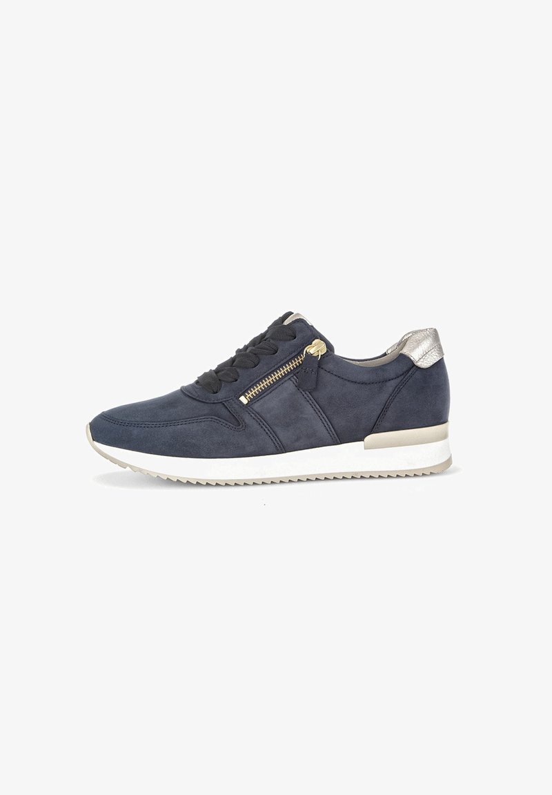 Baskets en suède bleu marine avec une semelle en caoutchouc blanc, lacets noirs et un accent zip doré sur le côté ; présente un accent métallique au niveau du talon.