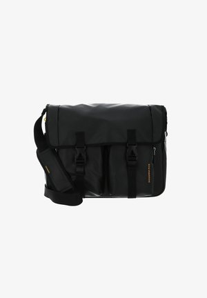 Borsa a tracolla nera realizzata in materiale impermeabile, con due fibbie frontali, tracolla regolabile e tasca con zip, caratterizzata da un logo dorato sul lato.