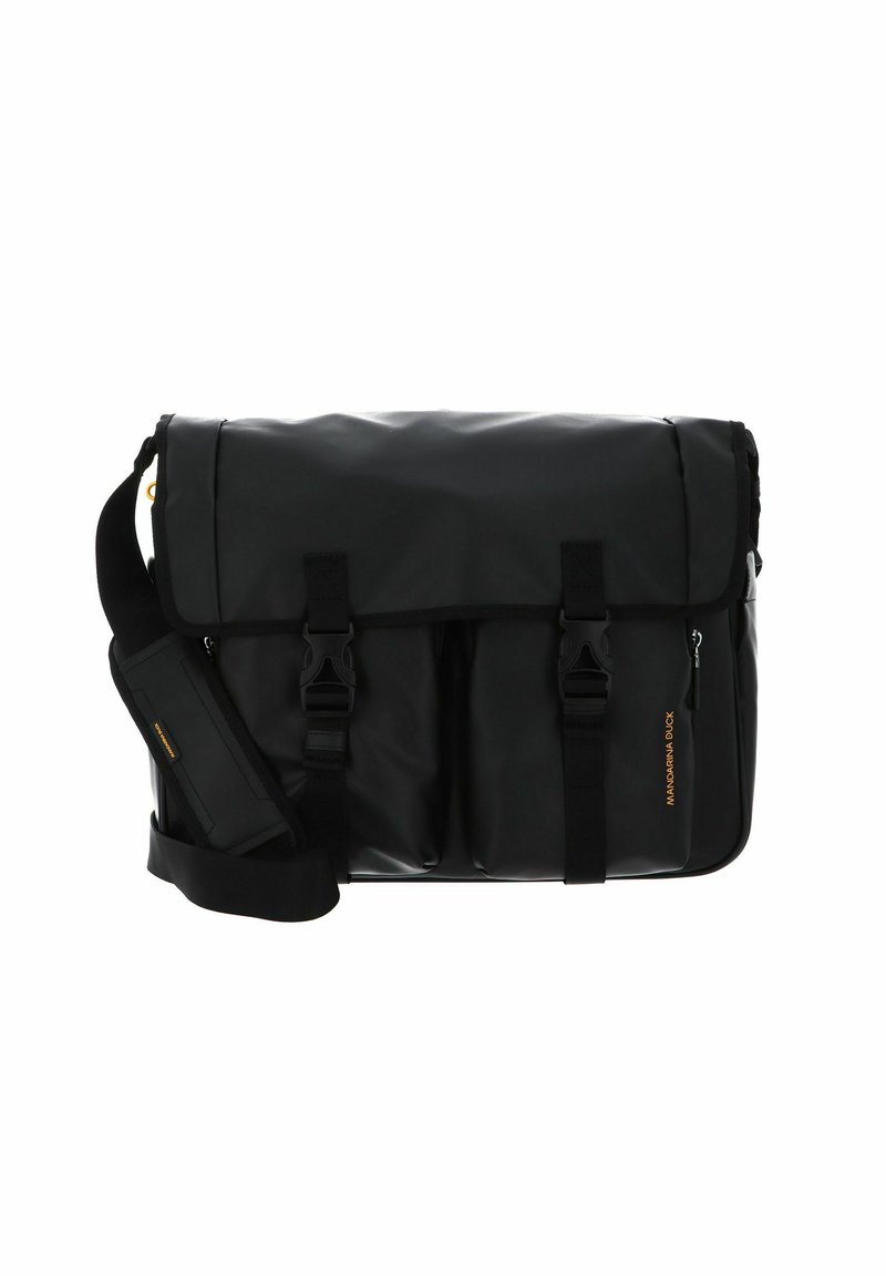 Schwarze Umhängetasche aus wasserdichtem Material, mit zwei vorderen Schnallen, verstellbarem Tragegurt und Reißverschlusstasche, mit einem goldenen Logo an der Seite.