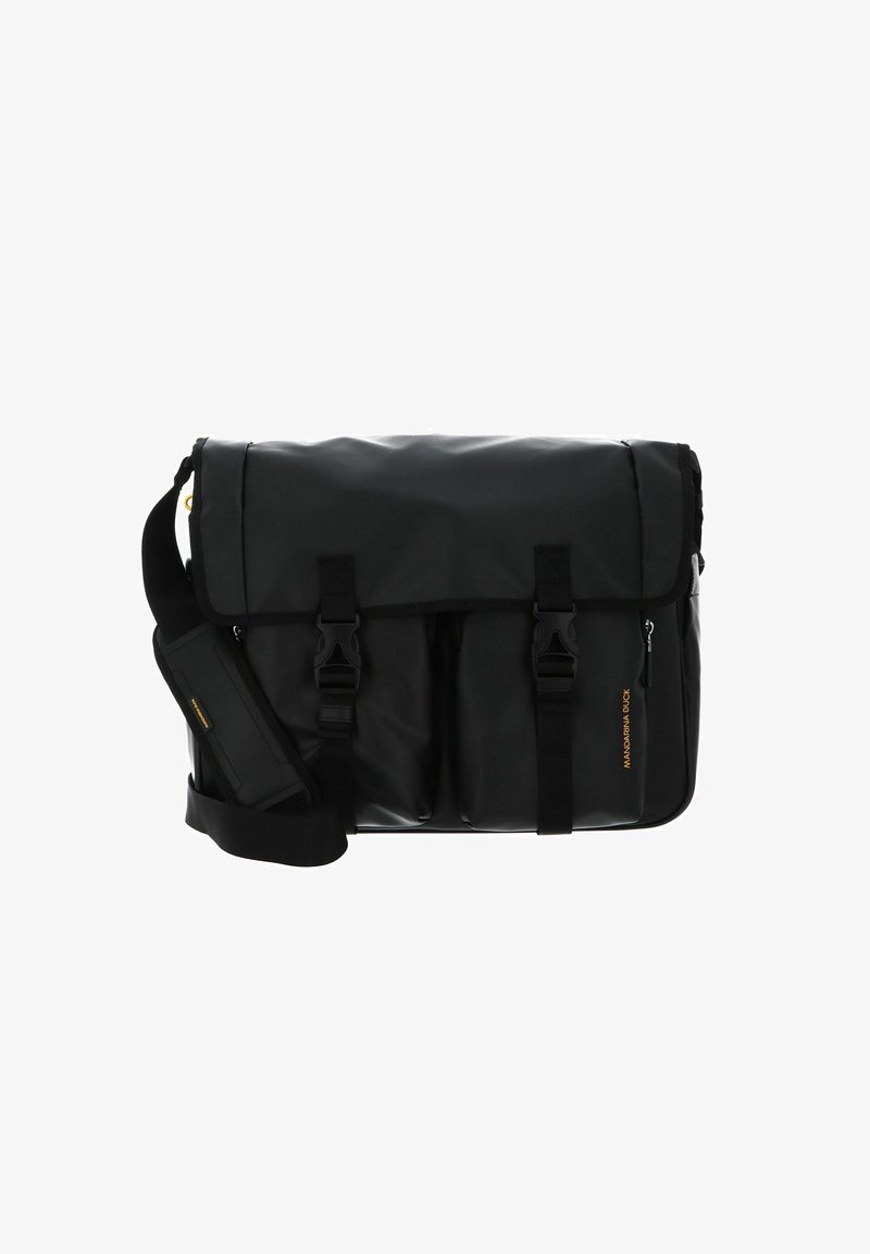 Schwarze Umhängetasche aus wasserdichtem Material, mit zwei vorderen Schnallen, verstellbarem Tragegurt und Reißverschlusstasche, mit einem goldenen Logo an der Seite.