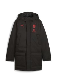 Svart vadderad parka med huva, prydd med röd Puma-logga och fotbollsgrafik, två framfickor och en slät yta.