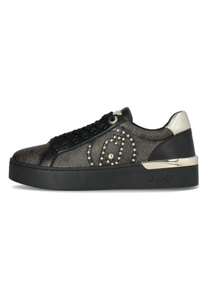 Sneaker nera con tomaia texturizzata, dotata di dettagli in oro e argento, borchie decorative e una suola nera spessa. Branding sul lato.