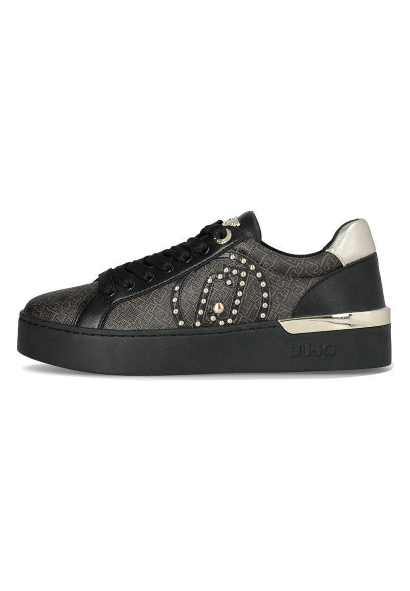Sneaker nera con tomaia texturizzata, dotata di dettagli in oro e argento, borchie decorative e una suola nera spessa. Branding sul lato.