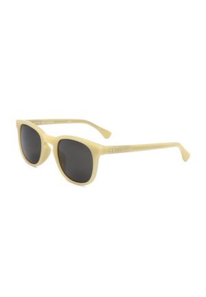 Occhiali da sole con montatura beige, lenti rettangolari scure e aste sottili, mostrati leggermente inclinati su sfondo bianco.
