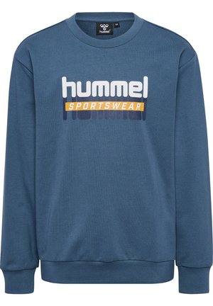 Niebieska bluza z miękkiego materiału, z okrągłym dekoltem, długimi rękawami i wyraźnym logo "hummel SPORTSWEAR" w kontrastowych kolorach.