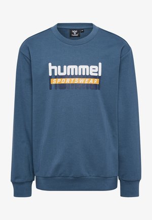 Blauwe sweatshirt gemaakt van zachte stof, met een ronde hals, lange mouwen en een opvallend "hummel SPORTSWEAR" logo in contrasterende kleuren.