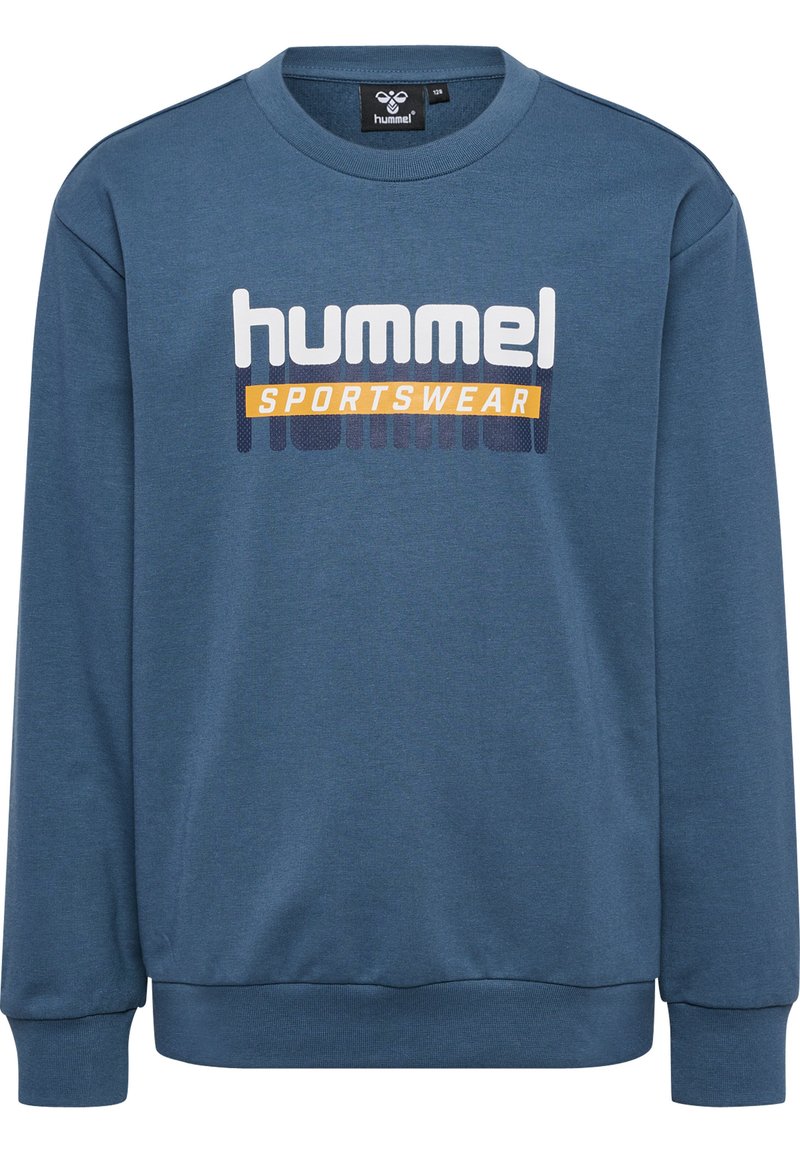 Blauwe sweatshirt gemaakt van zachte stof, met een ronde hals, lange mouwen en een opvallend "hummel SPORTSWEAR" logo in contrasterende kleuren.