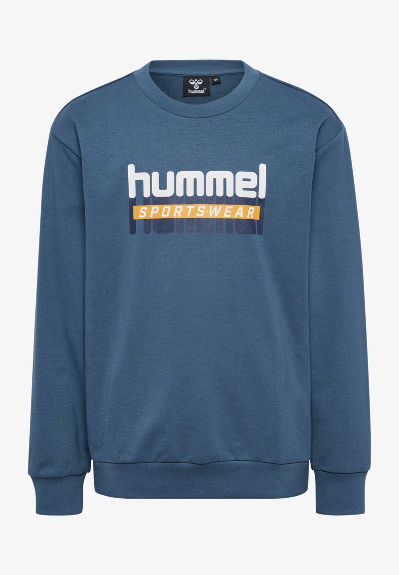 Blauwe sweatshirt gemaakt van zachte stof, met een ronde hals, lange mouwen en een opvallend "hummel SPORTSWEAR" logo in contrasterende kleuren.