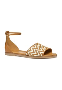 Sandal de cuero marrón con parte superior trenzada en tonos marrón claro y oscuro, diseño de punta abierta, correa en el tobillo y suela plana.