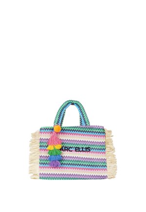 Sac à main tissé coloré avec des rayures en zigzag, des côtés à franges, un pompon arc-en-ciel et le texte "ARCELLIS" à l'avant.