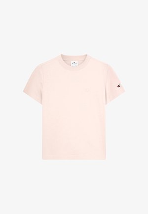 Helles rosa Champion T-Shirt mit kurzen Ärmeln und Rundhalsausschnitt, kleinem gesticktem Logo auf der Brust und Logo-Patch am linken Ärmel.