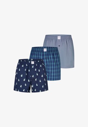 Tři páry trenýrek: jeden tmavě modrý se vzorem sněhuláků, jeden zeleno-modrý kostkovaný a jeden jednobarevný světle modrý, všechny s elastickým pasem.