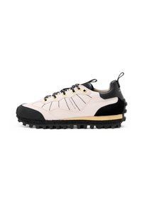 Rosa und schwarze Sportschuhe mit einem strukturierten Stoff-Obermaterial, Gummisohle, Schnürung sowie verstärkten Zehen- und Fersenbereichen.