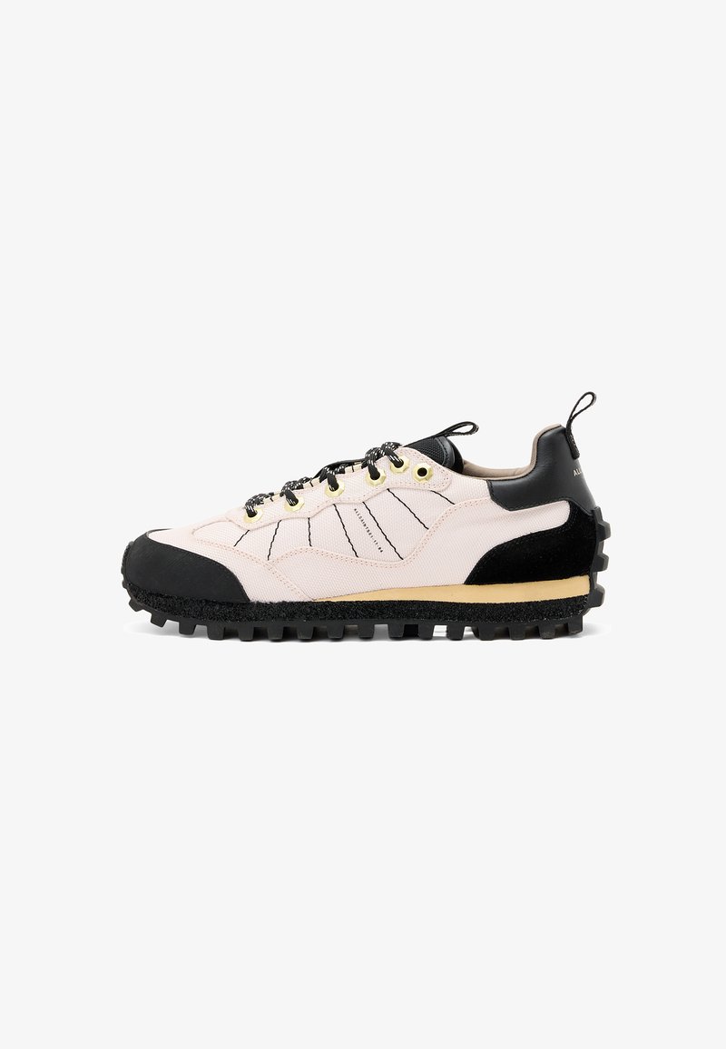 Rosa und schwarze Sportschuhe mit einem strukturierten Stoff-Obermaterial, Gummisohle, Schnürung sowie verstärkten Zehen- und Fersenbereichen.