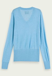 Hellblaues Strickpullover mit langen Ärmeln, V-Ausschnitt, gerippten Bündchen und Saum, mit glatter Textur und subtiler glänzender Oberfläche.