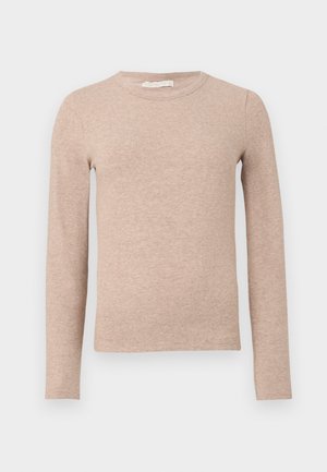 Camisa de manga larga en un beige claro, de tela suave, con un cuello redondo y diseño ajustado. Sin patrones ni acentos visibles.