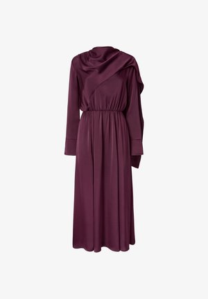 Haljina dugih rukava u dubokoj bordo boji, s naboranim dekolteom, naglašenim strukom i lepršavom suknjom. Izrađena od glatkog, laganog materijala.